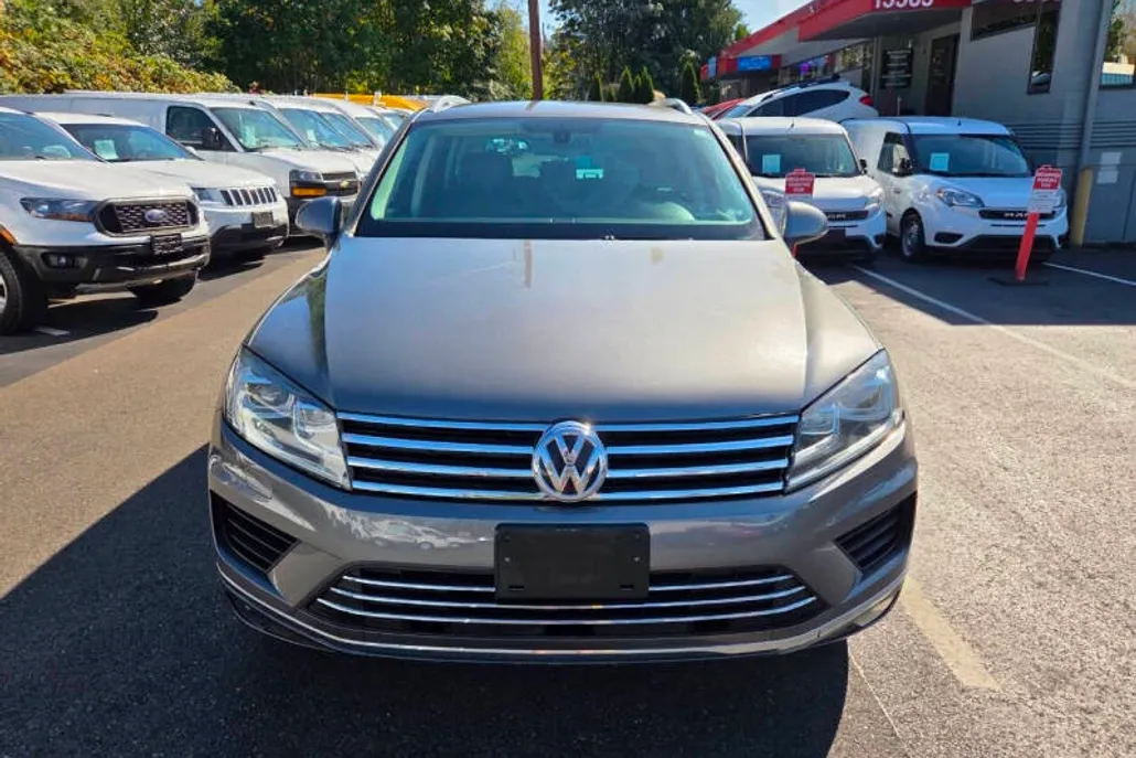 2015 Volkswagen Touareg V6 Sport photo 1