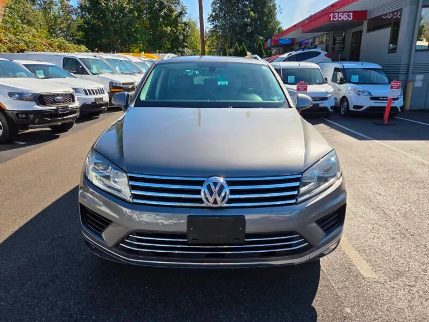 2015 Volkswagen Touareg V6 Sport photo 1