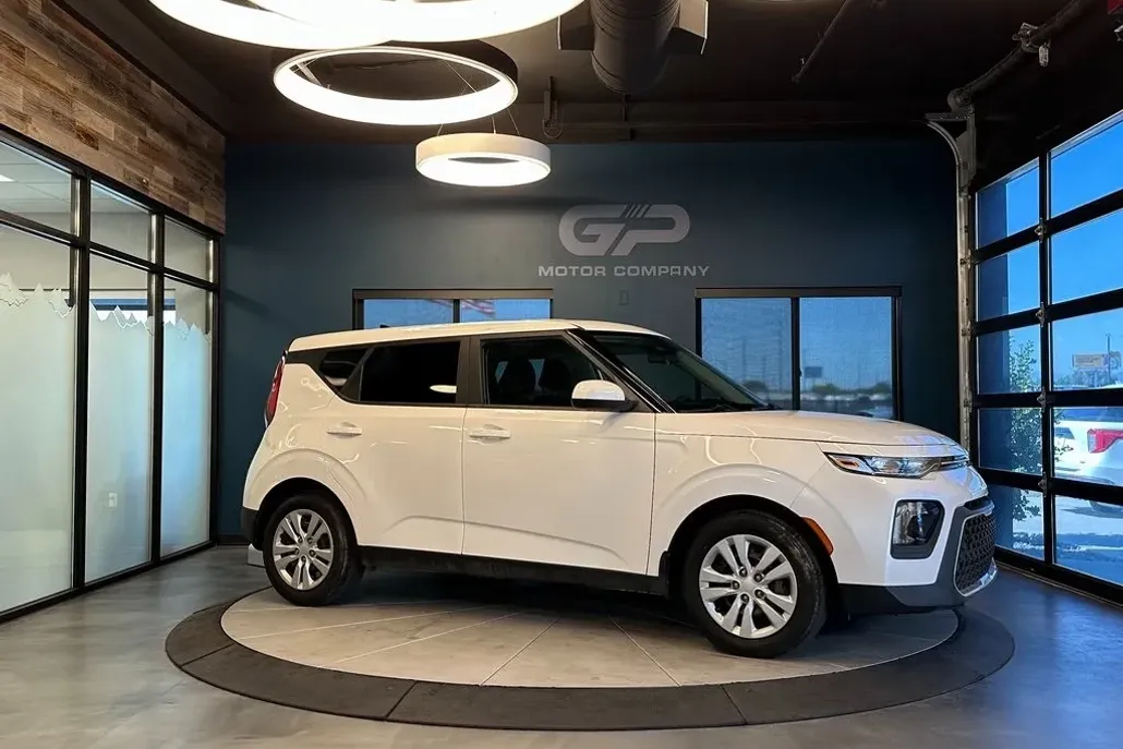 2022 Kia Soul LX photo 1