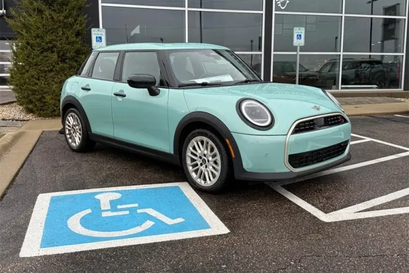 2025 Mini Cooper 4 Door Hardtop Signature photo 1