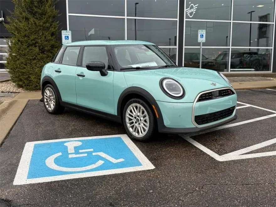 2025 Mini Cooper 4 Door Hardtop Signature photo 1