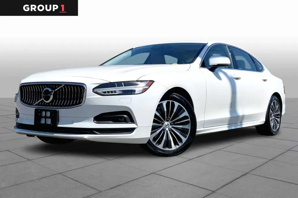 2022 Volvo S90 Momentum photo 1