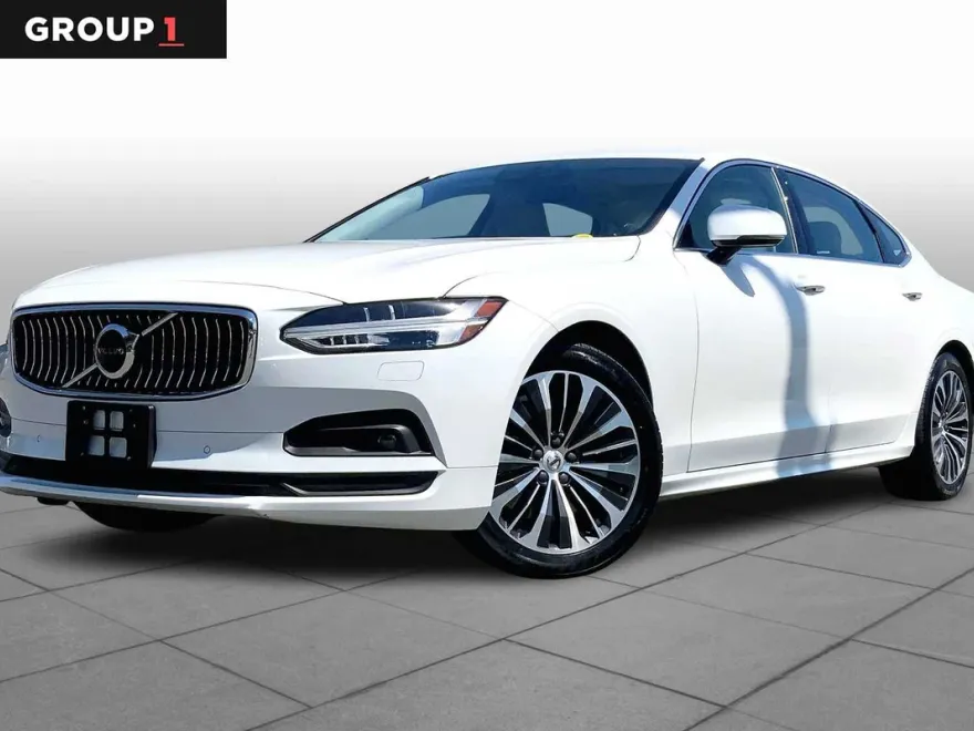2022 Volvo S90 Momentum photo 1