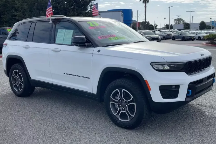 2023 Jeep Cherokee Trailhawk 4xe photo 1
