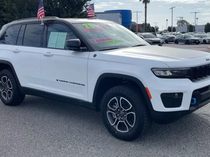 2023 Jeep Cherokee Trailhawk 4xe photo 1
