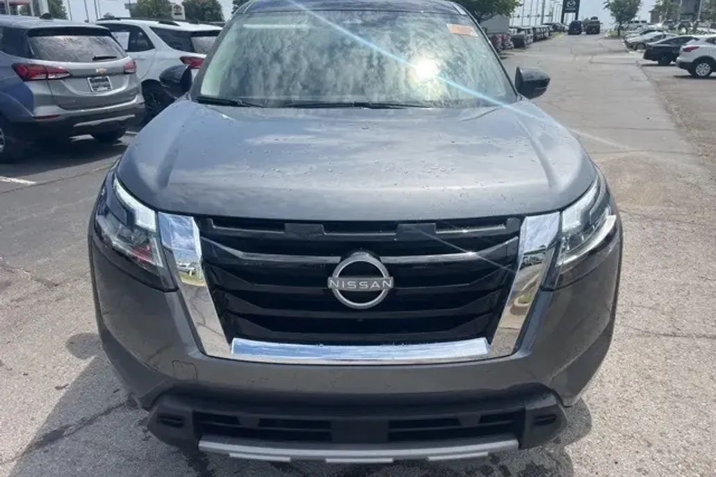 2024 Nissan Pathfinder SL photo 1