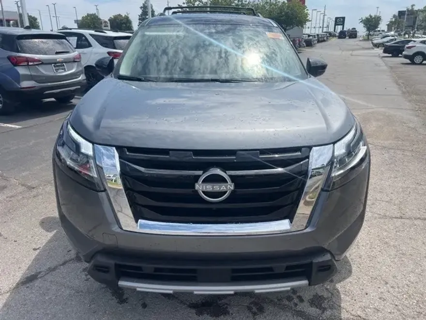 2024 Nissan Pathfinder SL photo 1