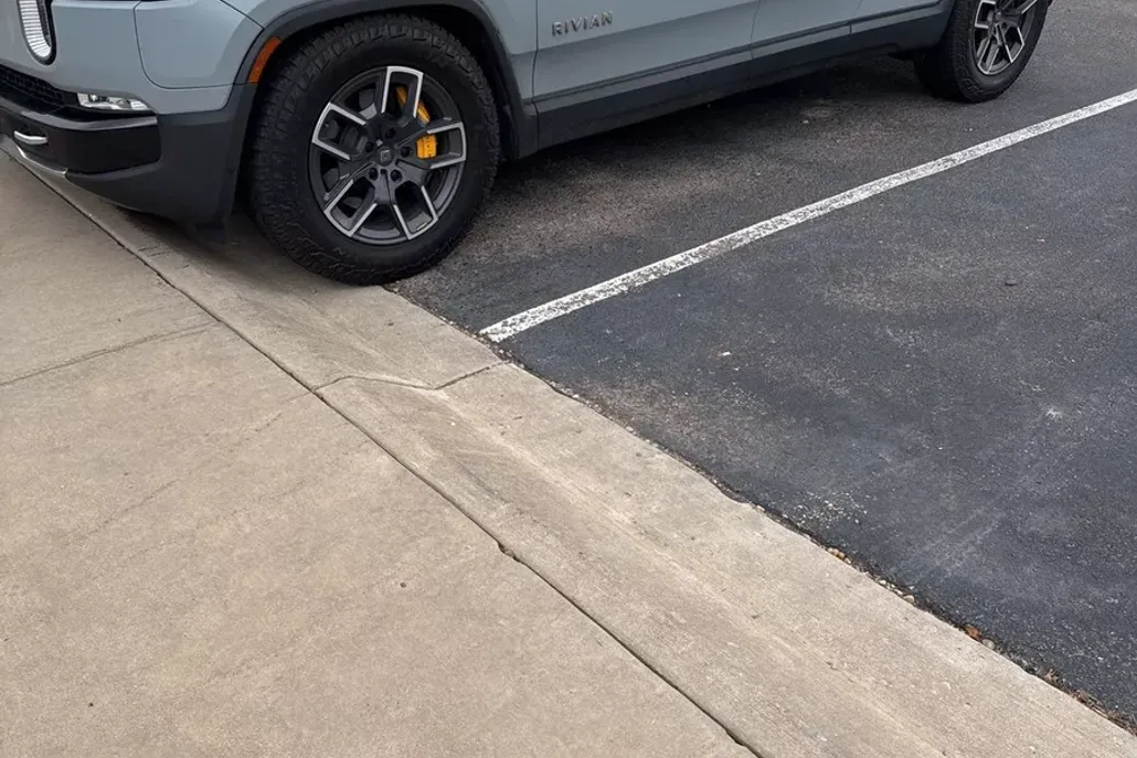 2023 Rivian R1T Adventure photo 1