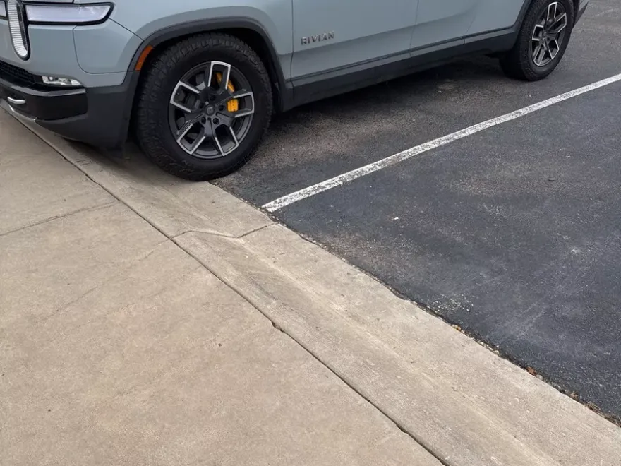 2023 Rivian R1T Adventure photo 1