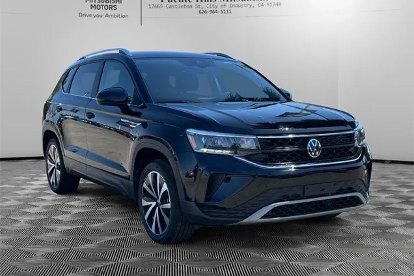 2024 Volkswagen Taos SE photo 1