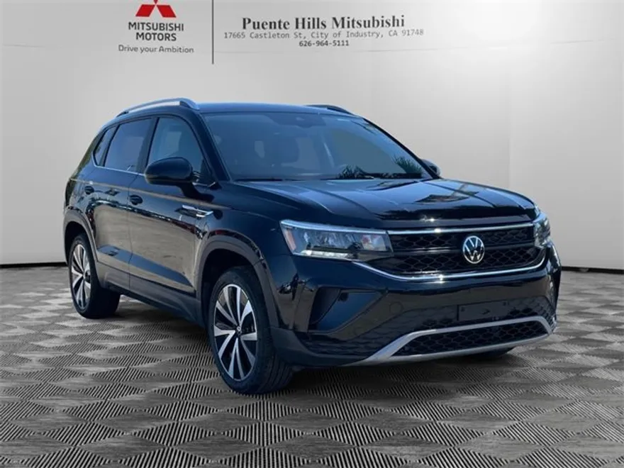 2024 Volkswagen Taos SE photo 1