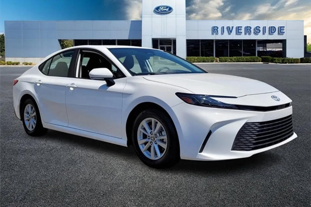 2025 Toyota Camry LE photo 1