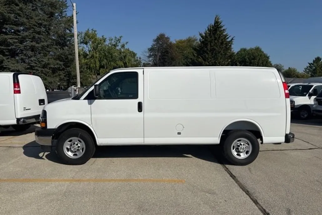 2025 Chevrolet Express Cargo 3500 photo 1