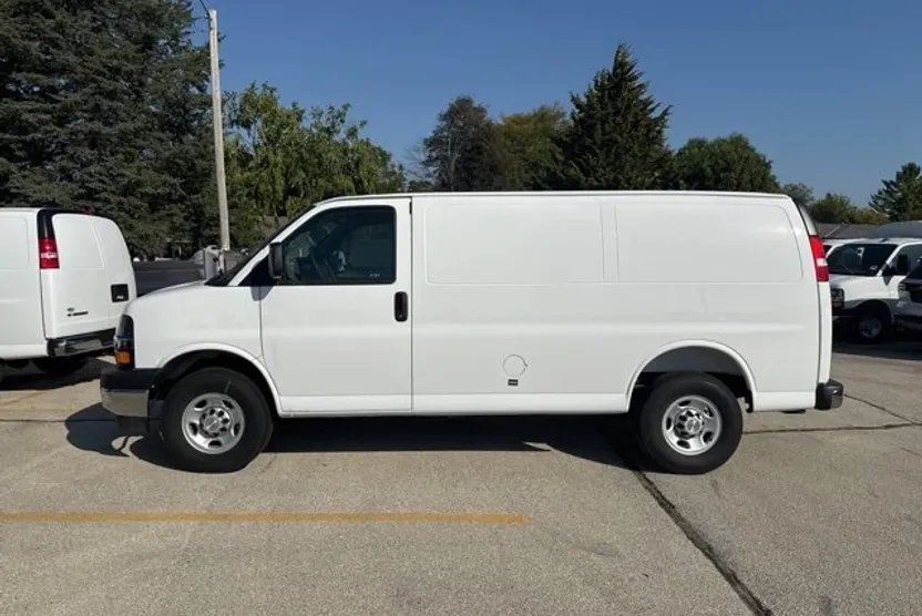 2025 Chevrolet Express Cargo 3500 photo 1