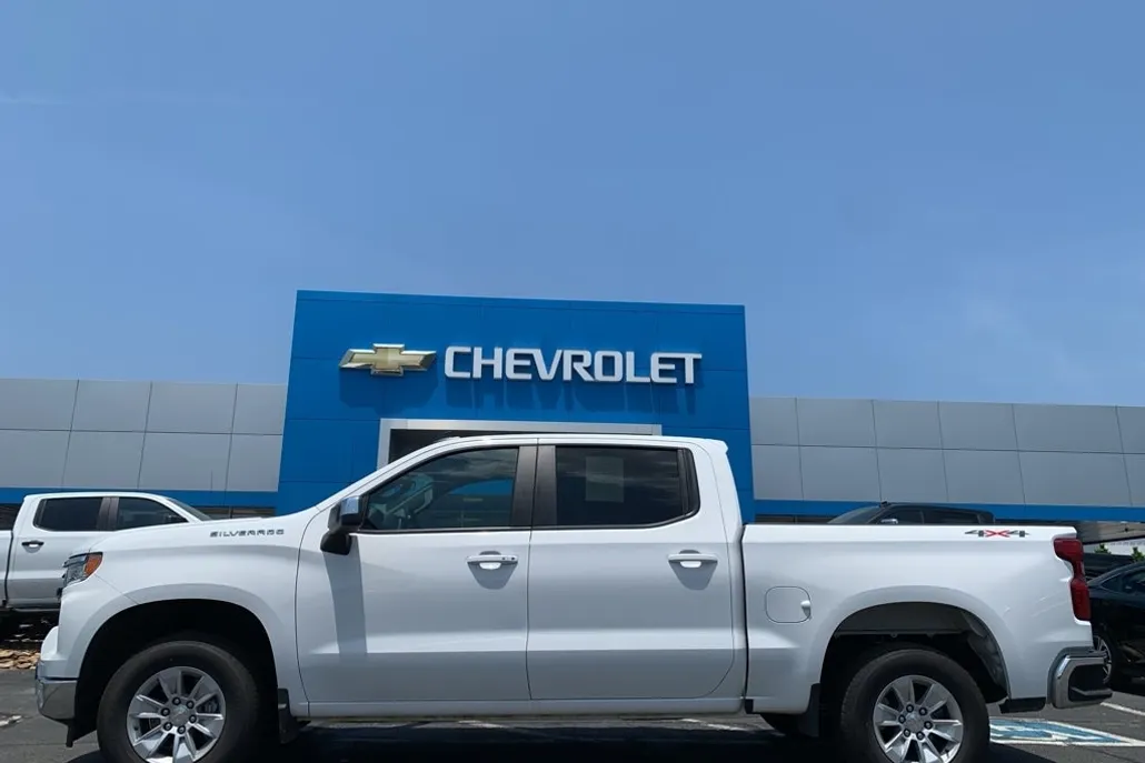 2025 Chevrolet Silverado 1500 LT photo 1