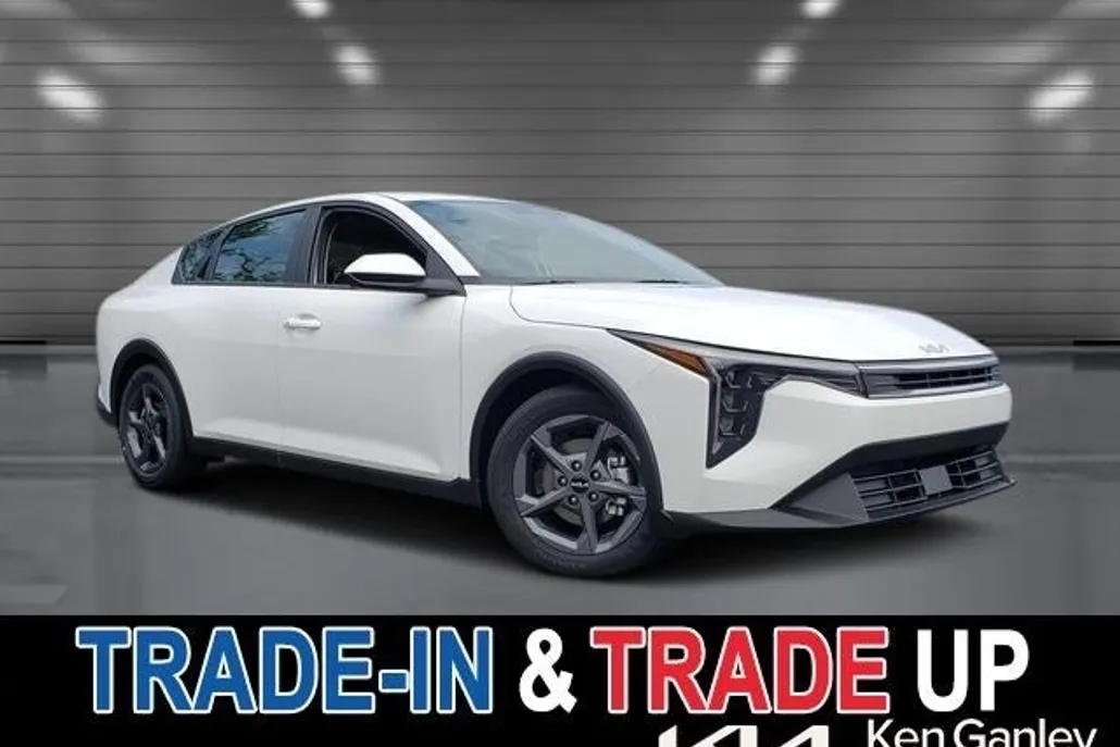 2025 Kia K4 LXS photo 1