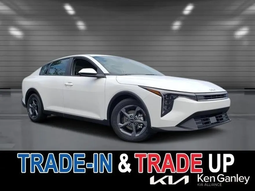 2025 Kia K4 LXS photo 1