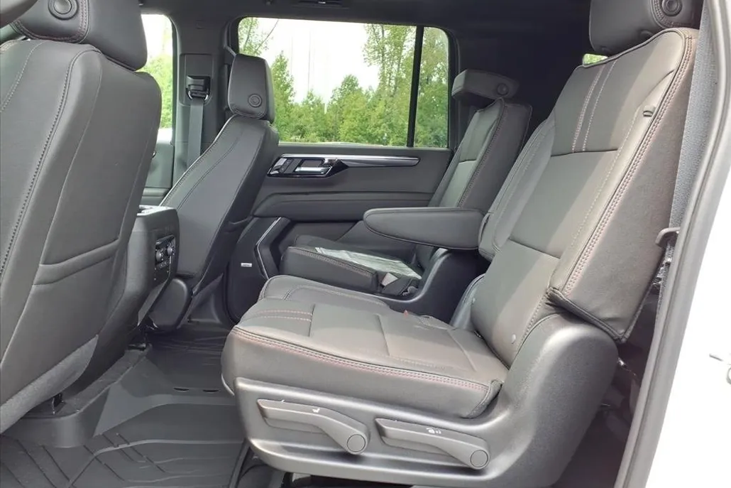 2025 Chevrolet Suburban RST photo 1