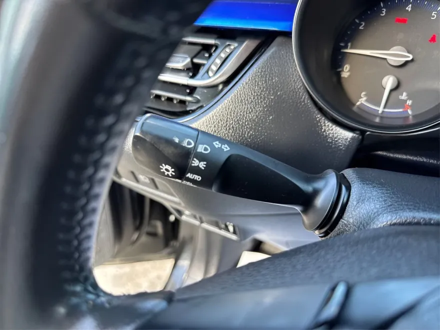 2022 Toyota C-HR XLE photo 19