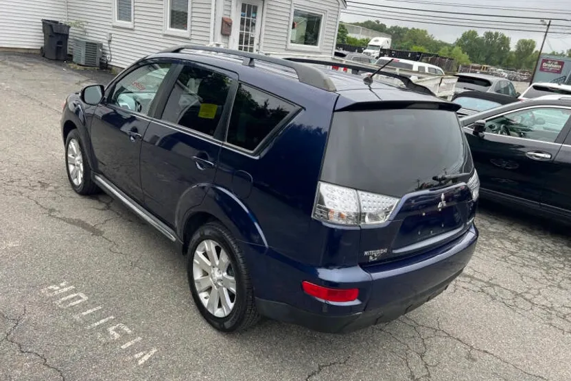 2012 Mitsubishi Outlander SE photo 1