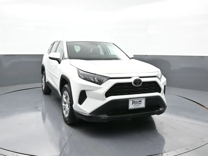 2022 Toyota RAV4 LE photo 2