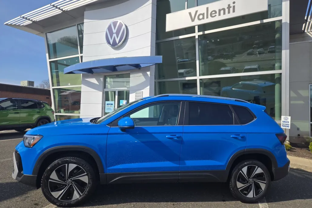 2025 Volkswagen Taos SE photo 1