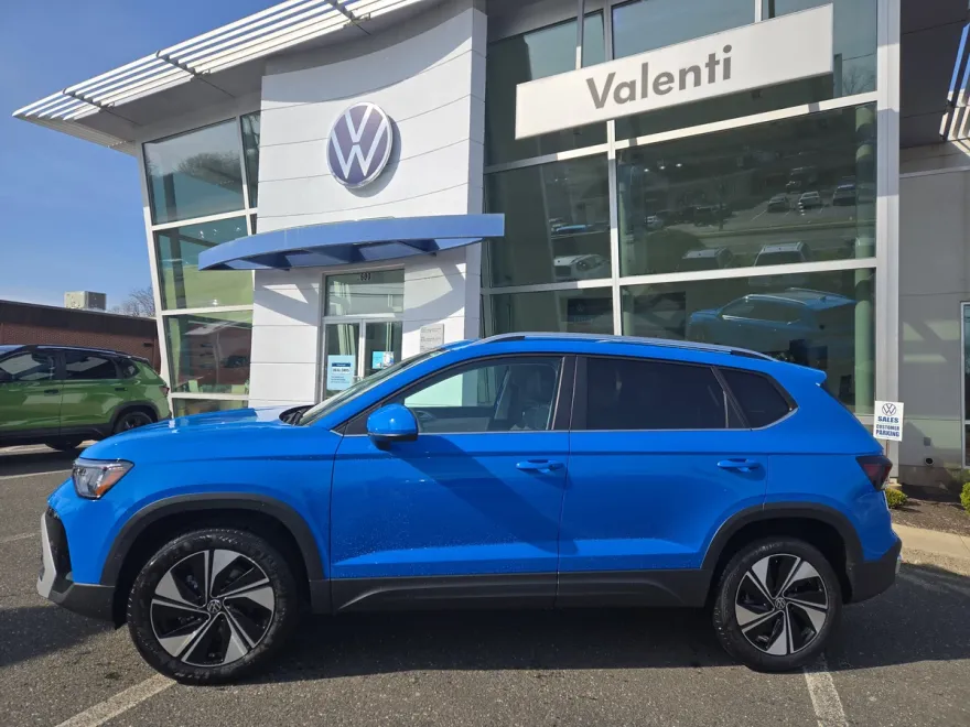 2025 Volkswagen Taos SE photo 1