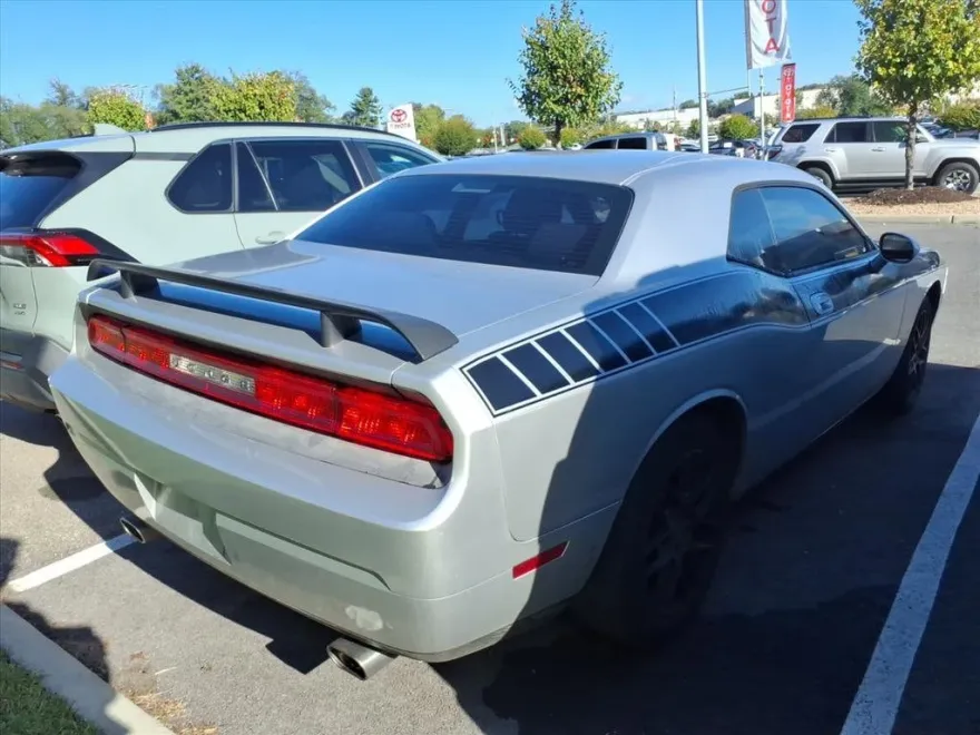 2010 Dodge Challenger SE photo 1