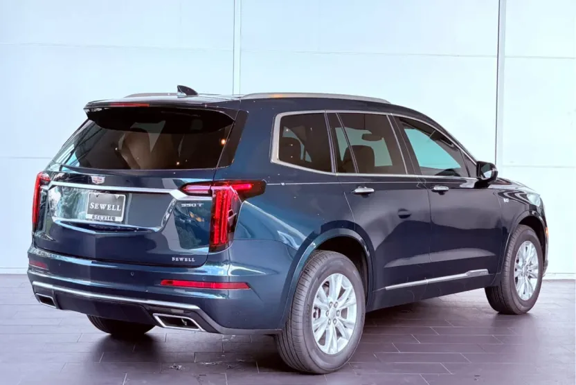 2025 Cadillac XT6 Luxury photo 1