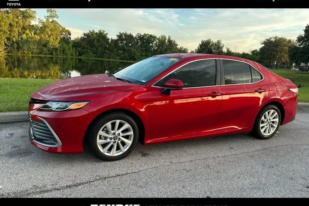 2023 Toyota Camry LE photo 1