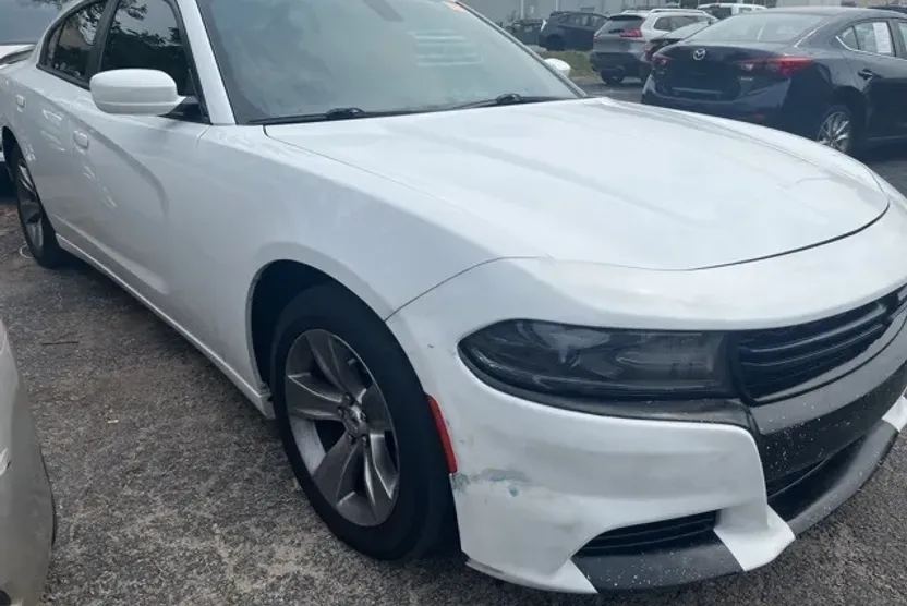 2017 Dodge Charger SXT photo 1