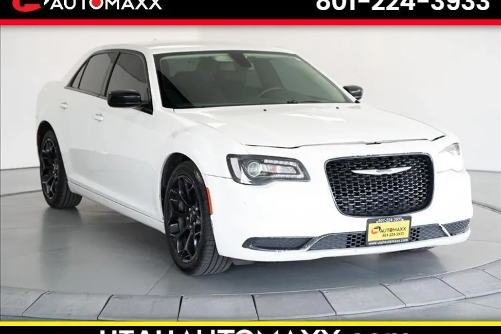2019 Chrysler 300 Touring photo 1