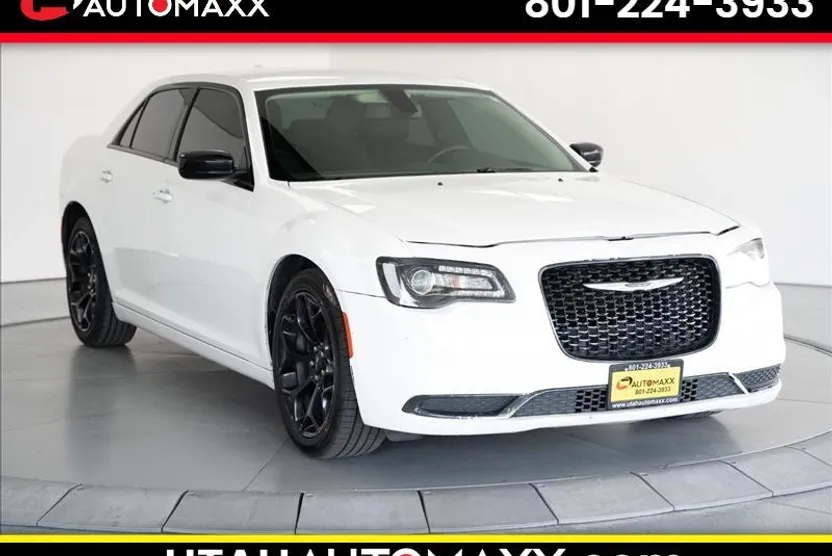 2019 Chrysler 300 Touring photo 1