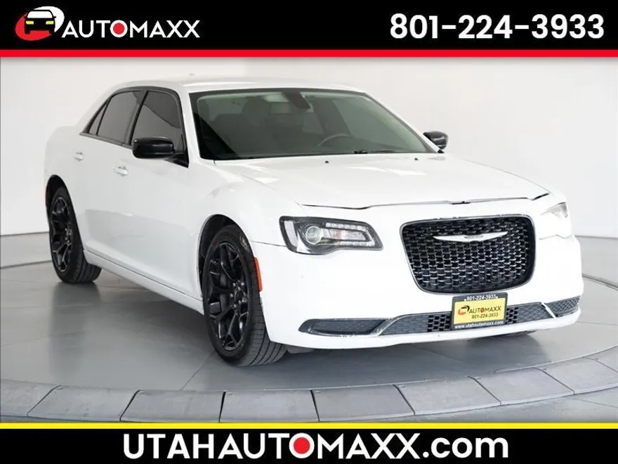 2019 Chrysler 300 Touring photo 1