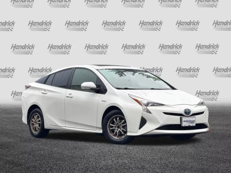 2016 Toyota Prius Three photo 1