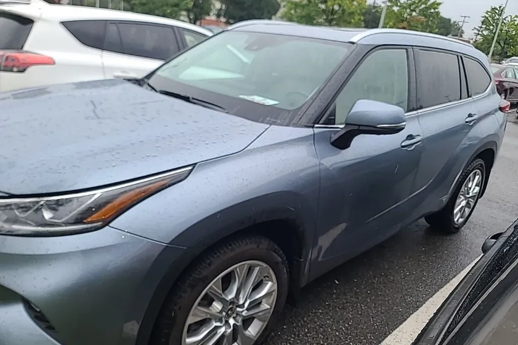 2022 Toyota Highlander Limited photo 1