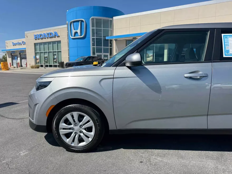2023 Kia Soul LX photo 1
