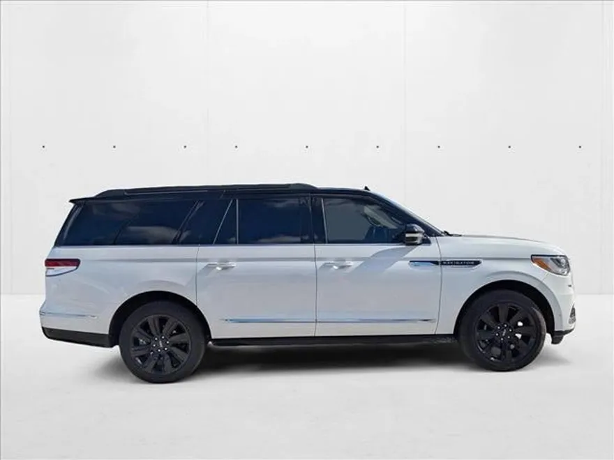 2024 Lincoln Navigator Black Label photo 1