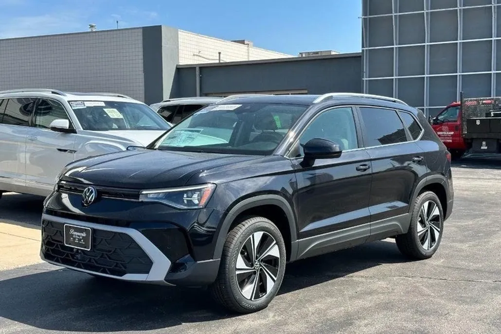 2025 Volkswagen Taos SE photo 1