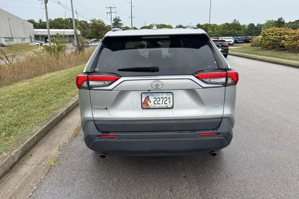 2019 Toyota RAV4 LE photo 1