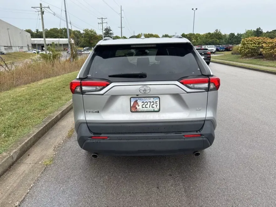 2019 Toyota RAV4 LE photo 1