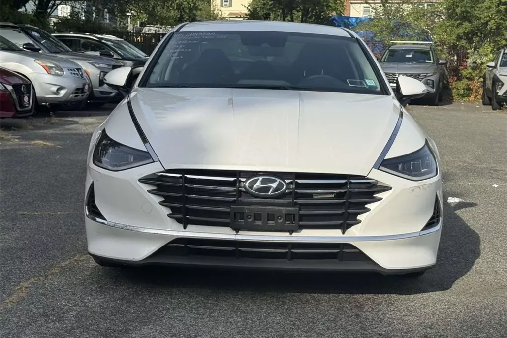 2022 Hyundai Sonata SE photo 1