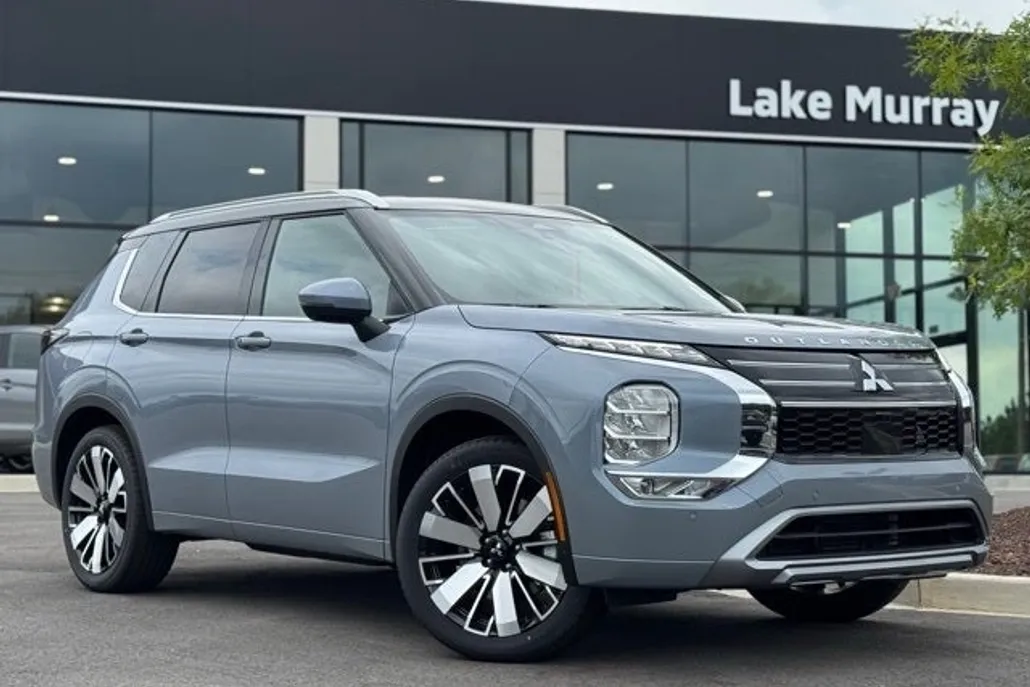 2025 Mitsubishi Outlander SEL photo 1