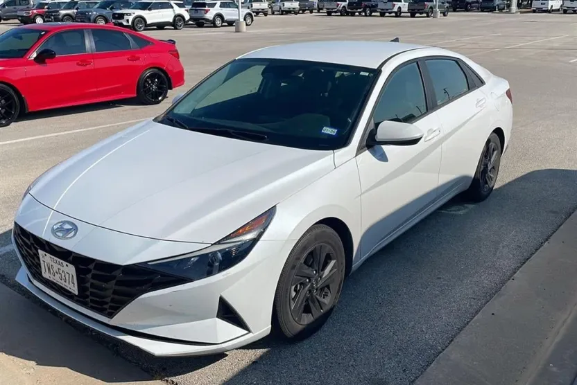 2022 Hyundai Elantra SEL photo 1