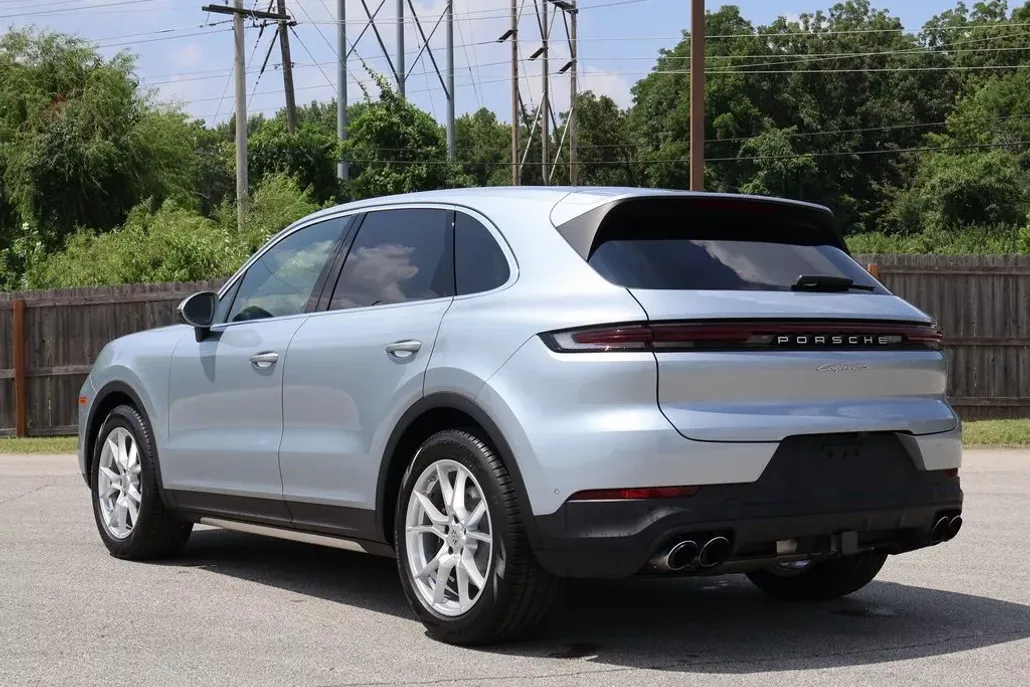 2024 Porsche Cayenne S photo 1
