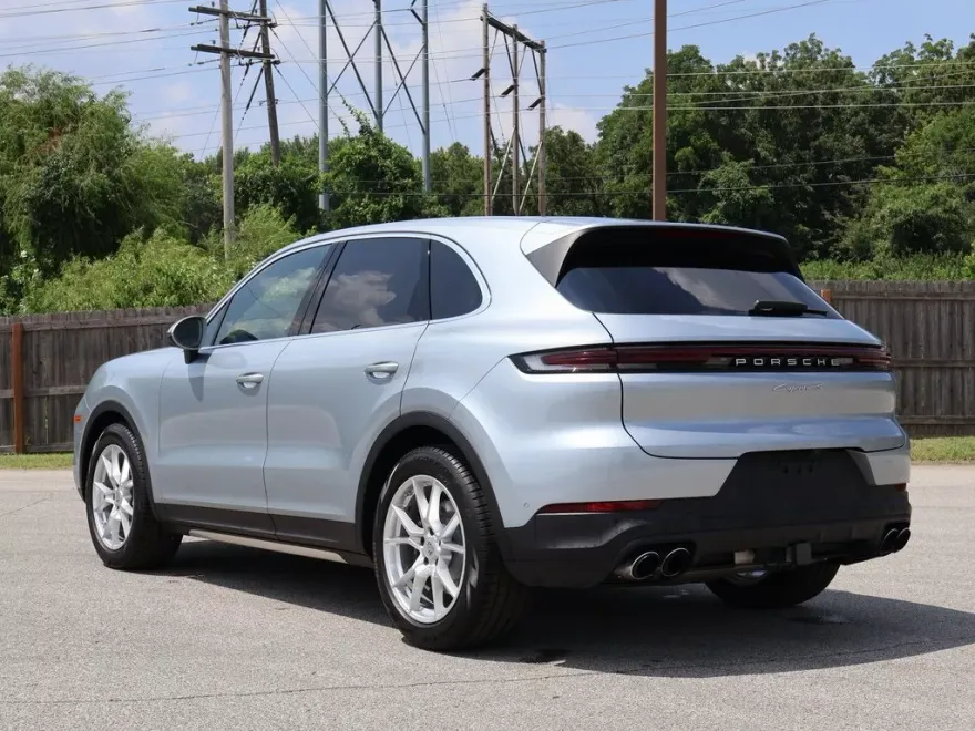 2024 Porsche Cayenne S photo 1