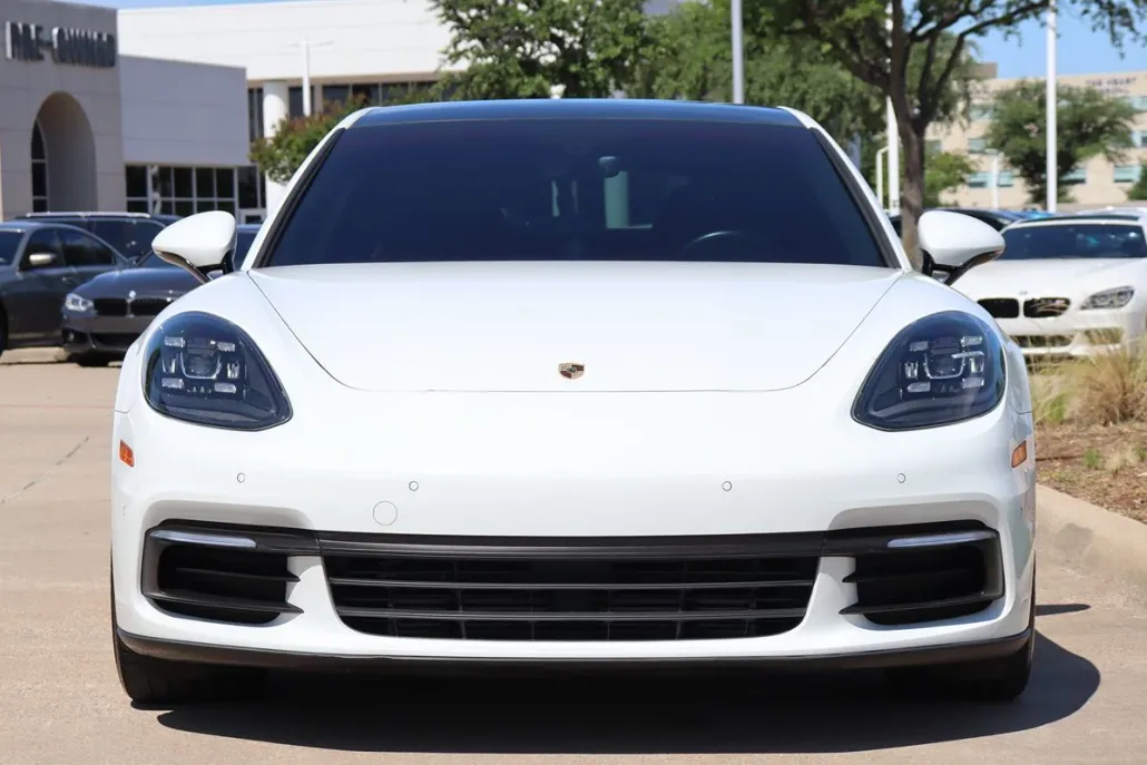 2018 Porsche Panamera Base 4 photo 1