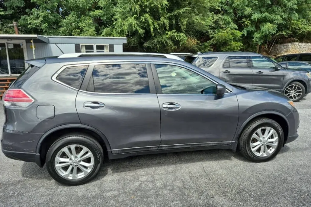 2016 Nissan Rogue SV photo 1