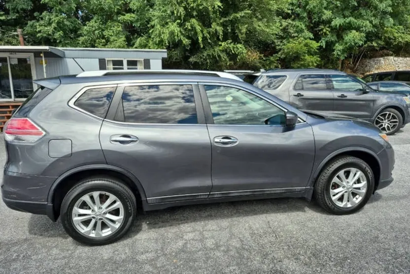 2016 Nissan Rogue SV photo 1