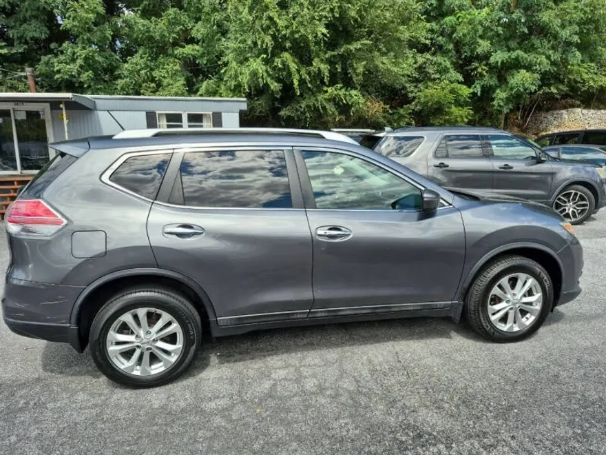 2016 Nissan Rogue SV photo 1